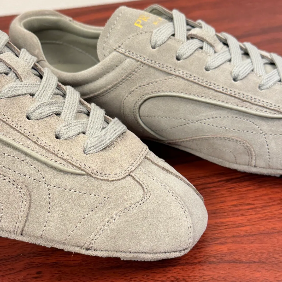 Batch 780 Prada/Prada Montecarlo Re-Edition 2005 Nappa sheepskin/nubuck leather sneakers, men's men's men's shoes for easy shipping! Featuring an antique finish, these sneakers combine style and comfort in a sophisticated and innovative design. The silhouette inspired by driving shoes is soft and flexible, and the deconstructed sole gives it a lightweight look and smooth aesthetic. Prominent top stitching enhances the sporty soul of this hybrid sneaker. It is paired with a lightweight and flexible rubber sole, a visible convex sole pattern embellishment, and a wrapped insole. The whole package! Size: 39-40-41-42-43-44 Leather shoe size Item number: 4E1165 Matte gray